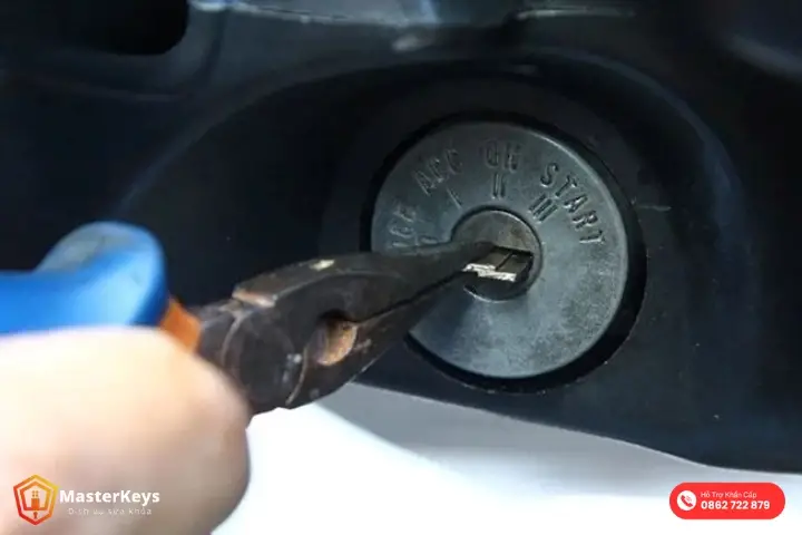 Bị gãy chìa khóa trong ổ xe máy phải làm sao?