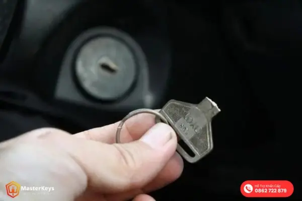 Bị gãy chìa khóa trong ổ xe máy phải làm sao?