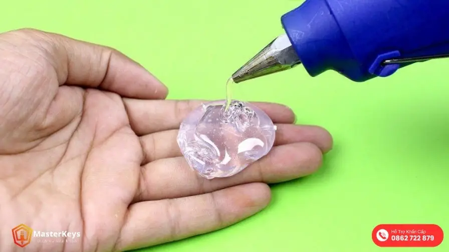Bị gãy chìa khóa trong ổ xe máy phải làm sao?