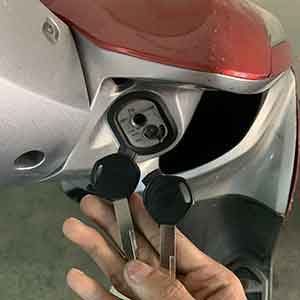 cách mở nắp khóa từ xe máy honda Yamaha Suzuki SYM cách mở nắp khóa từ xe máy honda Yamaha Suzuki SYM