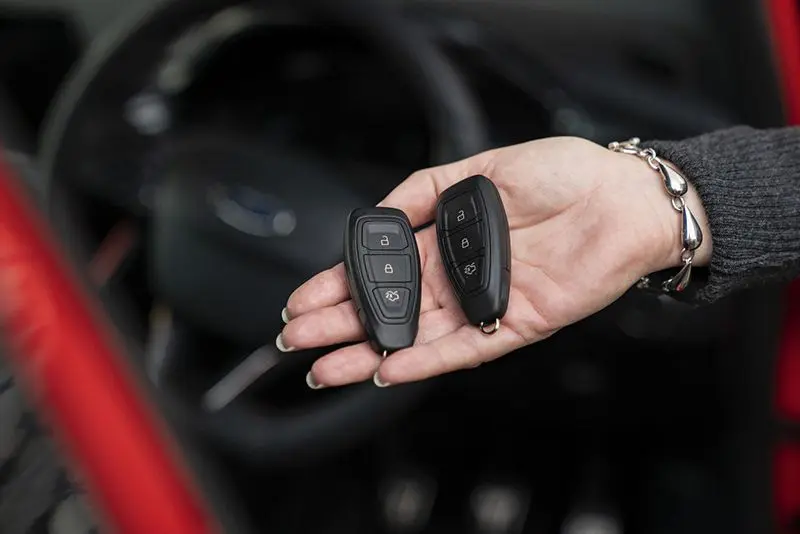 Chìa khoá ô tô hết pin - Cách mở khóa và khởi động xe hiệu quả