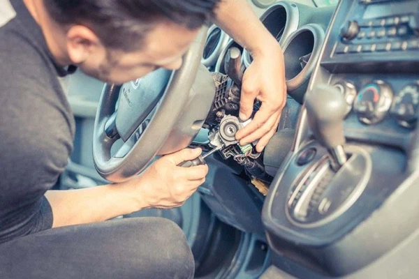 Xe Bị Khoá Vô Lăng? 3 Cách Xử Lý Nhanh Gọn Tại Nhà