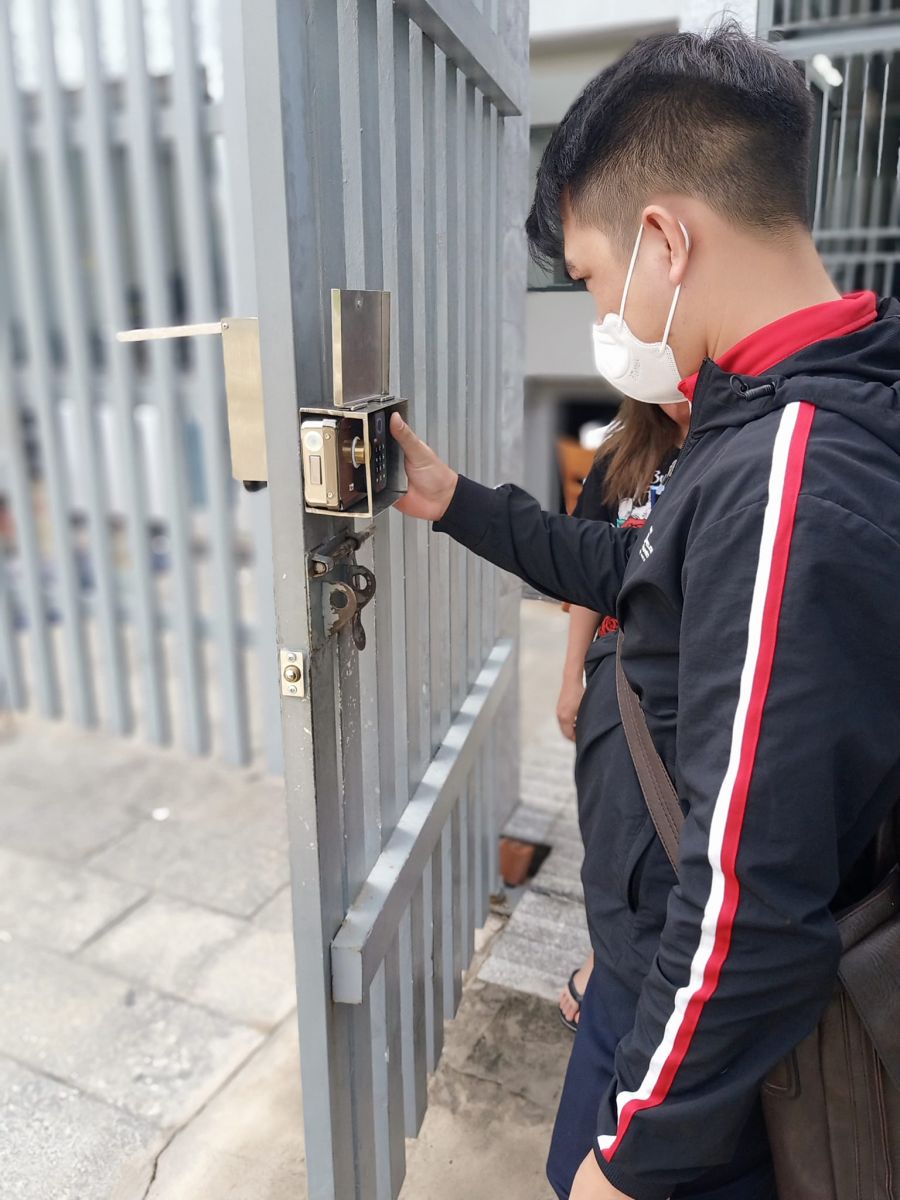 lắp khóa vân tay cho cổng sắt lắp khóa vân tay cho cổng sắt